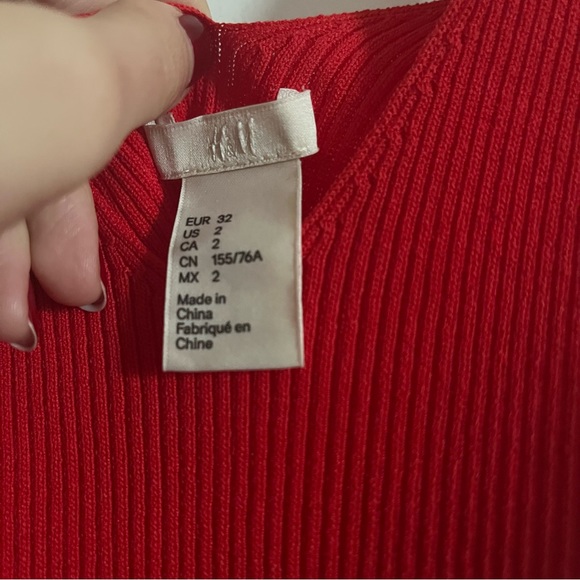 Ribbed sleeveless red stretchy tank top - Picture 3 of 4